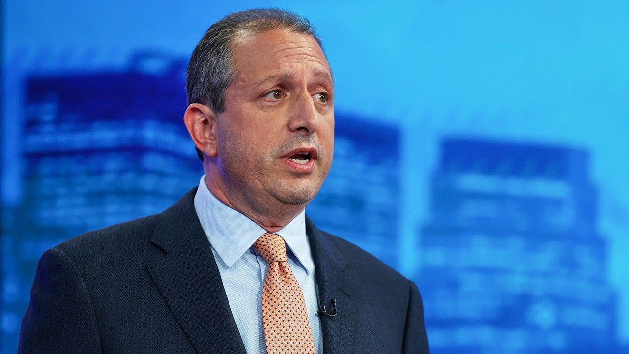 Protesters force way into ICE facility as security officers secure doors