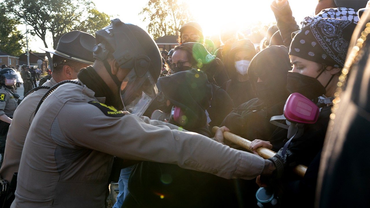 Federal judge orders ICE agents to wear body cameras during Chicago raids