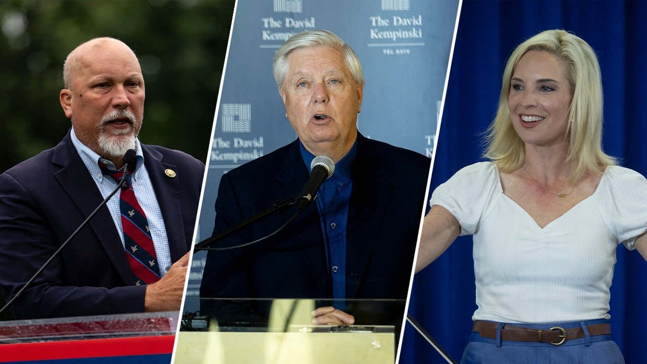 Bipartisan lawmakers vow to skip paychecks during government shutdown